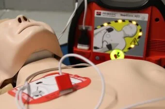 Obsługa defibrylatora AED – jak obsługiwać, czy każdy może? Czy potrzebne jest szkolenie, kurs z działania defibrylatora?