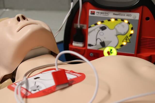 obsługa defibrylatora AED