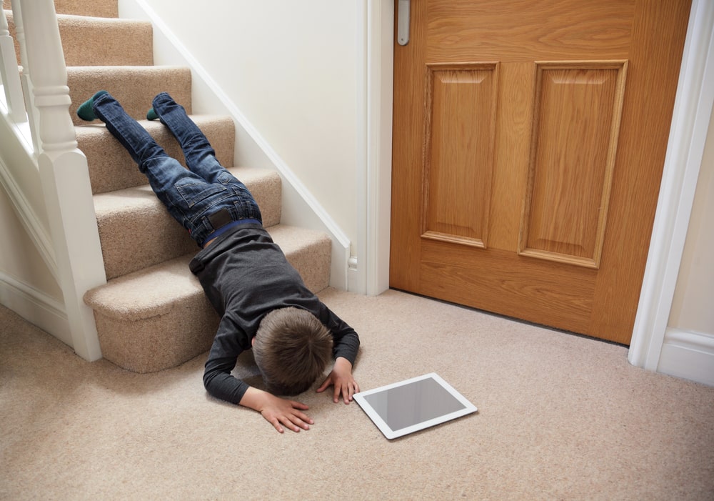 uraz kręgosłupa dziecko leży przy schodach 